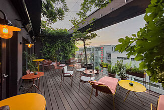 The roof terrace of the Lindley Hotel in Frankfurt was equipped with REGUPOL sound and drain 22.