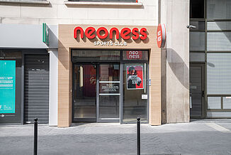 The entrance to the neoness fitness studio in a residential and commercial building in Paris.