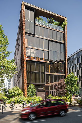 Glazed front view of the Hotel Lindley Lindenberg in Frankfurt.