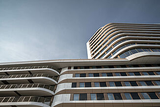 Bright buildings with curved basic shapes characterise the new Baumkirchen Mitte district in Munich.