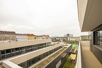 View of the inner courtyard from one of the terraces of the Aaron Mencer Campus in Vienna.