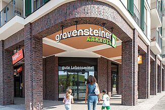 Entrance area to the shops in the mixed-use building Gravensteiner Arkaden in Frankfurt.