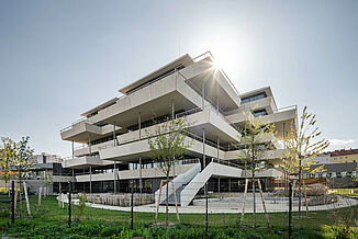 A building on the extensive Aaron Mencer Campus in Vienna with surrounding terraces on several floors.