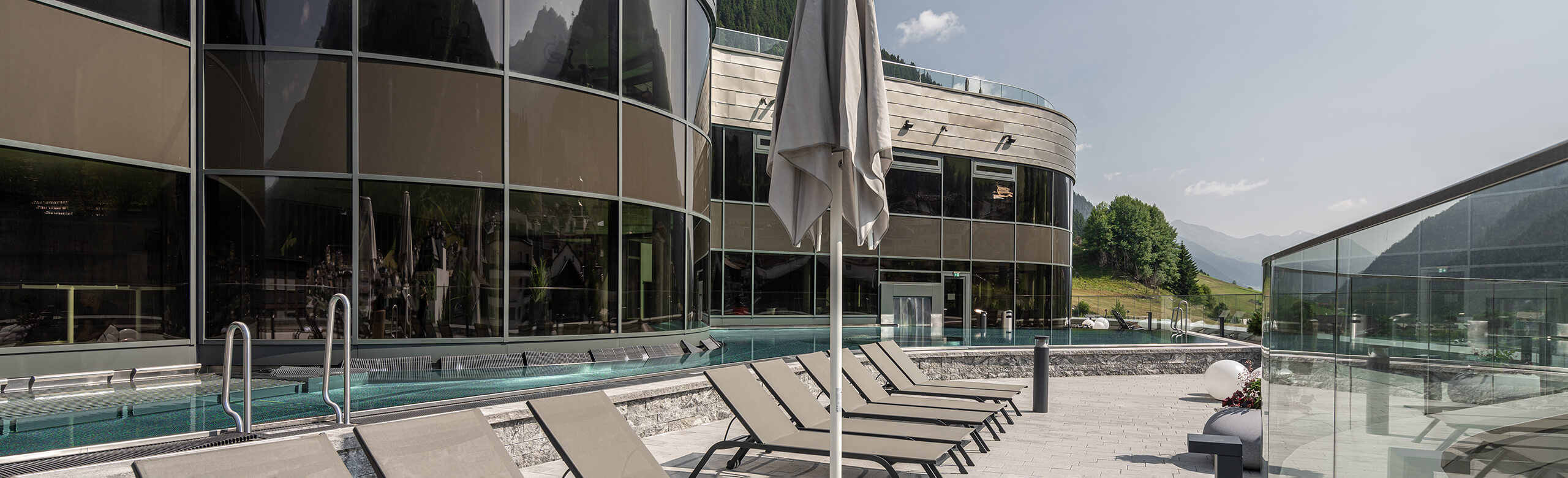 Outdoor terrace of the Silvretta Therme in Ischgl.