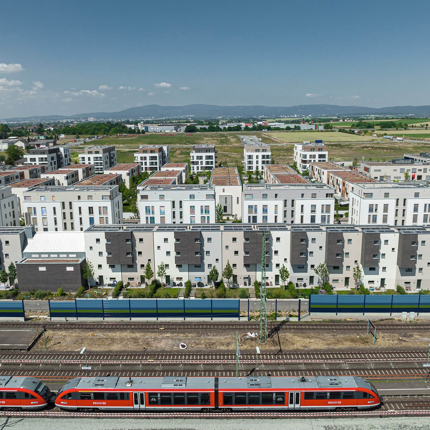 The new Quellenpark neighbourhood next to the adjacent railway infrastructure.